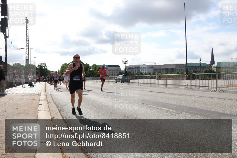 29.06.2025 - hella hamburg halbmarathon Lena Gebhardt http://msf.ph/oto/8418851 29.06.2025 09:51:22 Lombardsbrücke 1136, 1256, 1441, 1520, 1570, 1677, 1912, 1920, 1941, 1962, 2579, 2880, 2972, 3523, 3700, 3947, 4297, 4634, 4759, 4843, 4854, 4888, 4889, 4999, 5087, 5275, 5375, 5387, 5410, 6429, 6593, 6639, 6721, 6901, 7105, 7116, 7284, 7363, 7378, 7635, 7693, 7962, 8091, 8122, 8319, 8871, 8966, 9114, 9262, 9313, 9364, 9371, 9380, 9755, 9833, 9885, 10193, 10415, 10469, 10480, 10669, 11049, 11417, 11907, 11959, 12153, 14201 meine-sportfotos.de
