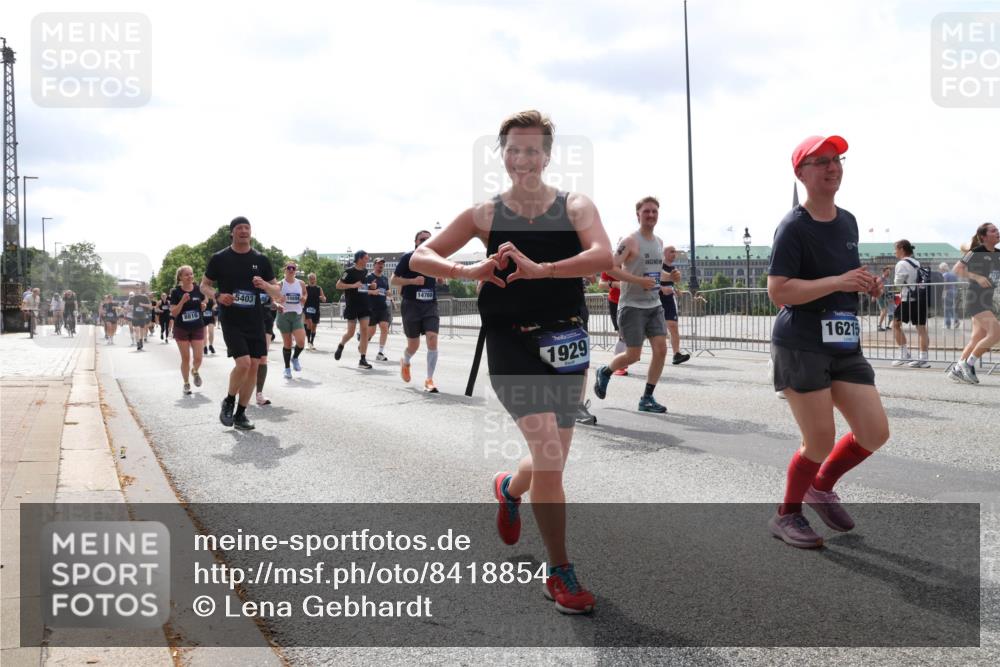 29.06.2025 - hella hamburg halbmarathon Lena Gebhardt http://msf.ph/oto/8418854 29.06.2025 10:42:37 Lombardsbrücke 8816, 54035, 1089, 14769, 1929, 09, 16215, 1150, 1360, 1624, 1656, 1929, 1957, 1964, 1994, 2069, 2134, 2401, 2509, 2538, 2580, 2940, 2941, 3283, 3378, 3605, 3874, 4092, 4105, 4334, 4353, 4385, 4778, 4885, 4891, 4892, 5403, 5417, 5419, 5810, 6120, 6764, 6828, 6917, 7040, 7260, 7357, 7513, 7557, 7666, 8014, 8161, 8459, 8525, 8526, 8529, 8712, 8816, 9370, 9980, 10008, 10454, 10532, 10697, 11142, 11710, 12151, 12441, 13241 meine-sportfotos.de