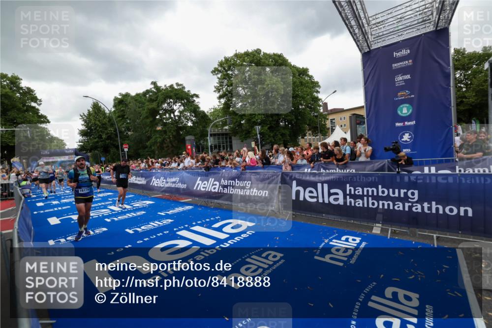 29.06.2025 - hella hamburg halbmarathon Zöllner http://msf.ph/oto/8418888 29.06.2025 10:52:09 Ziel 1482, 2397, 2595, 5093, 5336, 5378, 7732, 12580, 13726, 14248, 15356, 15506, 15829, 16179, 16666, 17033, 18801 meine-sportfotos.de