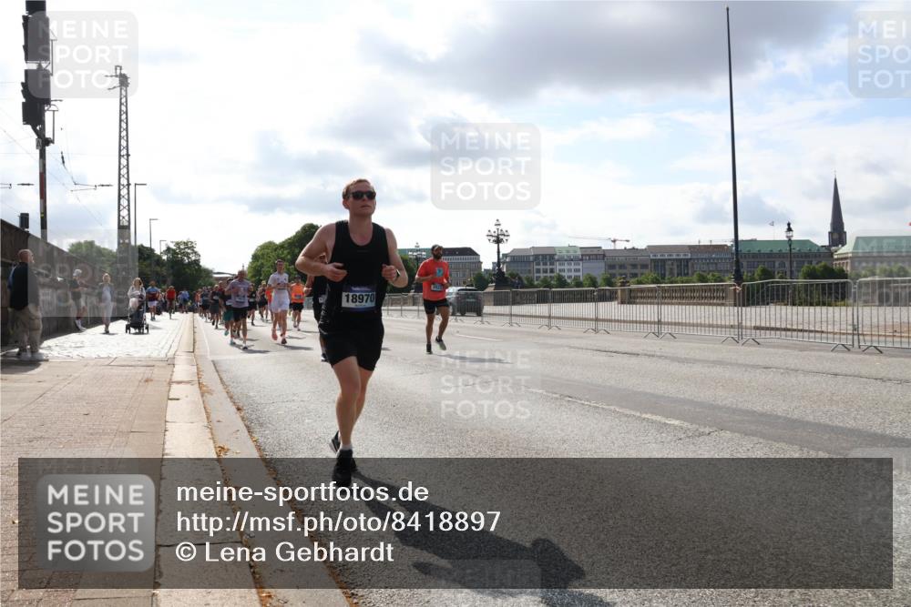 29.06.2025 - hella hamburg halbmarathon Lena Gebhardt http://msf.ph/oto/8418897 29.06.2025 09:51:22 Lombardsbrücke 18970, 3523, 1136, 1256, 1441, 1520, 1570, 1677, 1912, 1920, 1941, 1962, 2579, 2880, 2972, 3523, 3700, 3947, 4297, 4634, 4759, 4843, 4854, 4888, 4889, 4999, 5087, 5275, 5375, 5387, 5410, 6429, 6593, 6639, 6721, 6901, 7105, 7116, 7284, 7363, 7378, 7635, 7693, 7962, 8091, 8122, 8319, 8871, 8966, 9114, 9262, 9313, 9364, 9371, 9380, 9755, 9833, 9885, 10193, 10415, 10469, 10480, 10669, 11049, 11417, 11907, 11959, 12153, 14201 meine-sportfotos.de