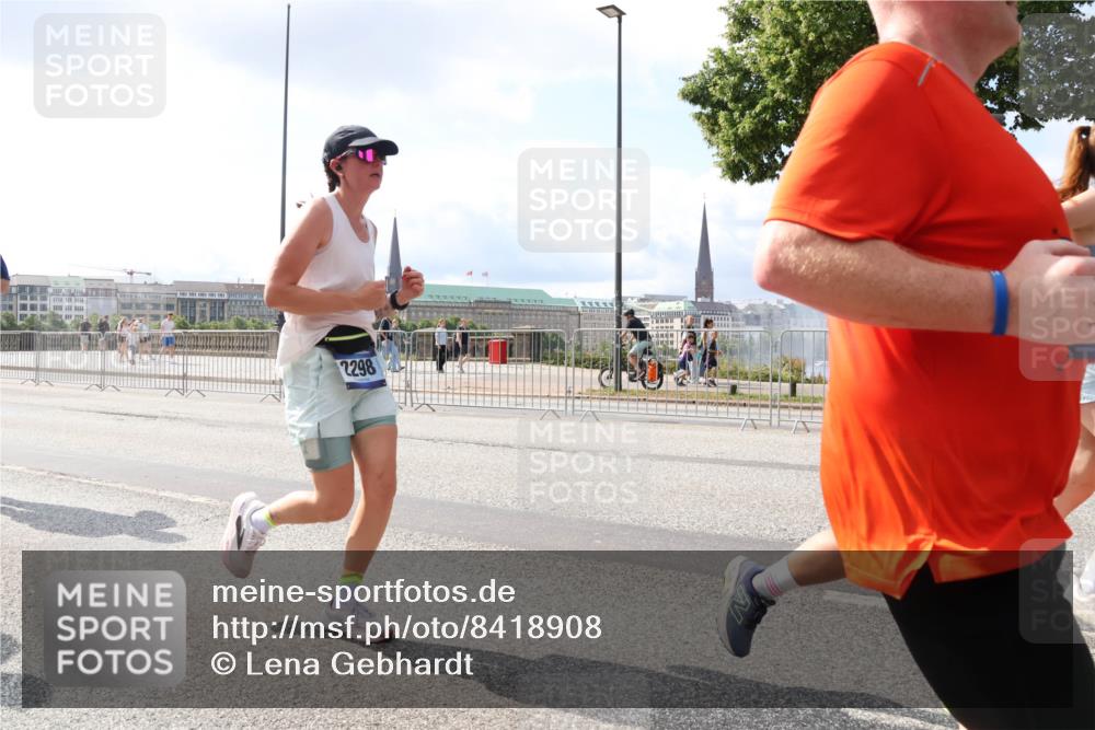 29.06.2025 - hella hamburg halbmarathon Lena Gebhardt http://msf.ph/oto/8418908 29.06.2025 10:05:31 Lombardsbrücke 2298, 1863, 1936, 1981, 2288, 2298, 2471, 2624, 3071, 3413, 3461, 3578, 3929, 4014, 4220, 4782, 5073, 5762, 6059, 6907, 6908, 7826, 8089, 8894, 8999, 9007, 9075, 9165, 9339, 9477, 9559, 9680, 9736, 9737, 9738, 9917, 10343, 10694, 10791, 10998, 11784, 11873, 11958, 12557, 13221, 13327, 13717, 14203, 14465, 14642, 16092, 16478, 16546, 16847, 17707, 17731, 17740, 18189, 18616, 18617, 18973, 19034, 19248 meine-sportfotos.de