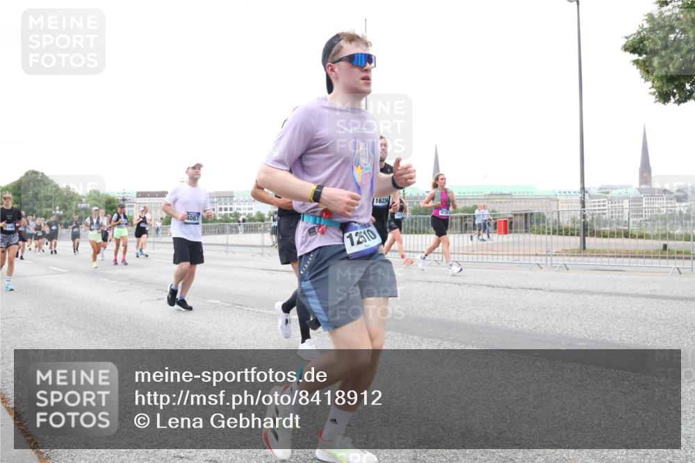 29.06.2025 - hella hamburg halbmarathon Lena Gebhardt http://msf.ph/oto/8418912 29.06.2025 10:52:11 Lombardsbrücke 4087, 12510, 16234, 1418, 1978, 2528, 3038, 3645, 4087, 4273, 4436, 4598, 4606, 4815, 5062, 5262, 5534, 6386, 6403, 6404, 6406, 6456, 6604, 6671, 6947, 6985, 7682, 7690, 7691, 7735, 7812, 8194, 8196, 8250, 8251, 8621, 9103, 9220, 9368, 9460, 9590, 9594, 9673, 9730, 9731, 10080, 10296, 10342, 10521, 10533, 10634, 10673, 10693, 10830, 10884, 11084, 11101, 11126, 11127, 11297, 11375, 11736, 11899, 11974, 12065, 12546, 12558 meine-sportfotos.de