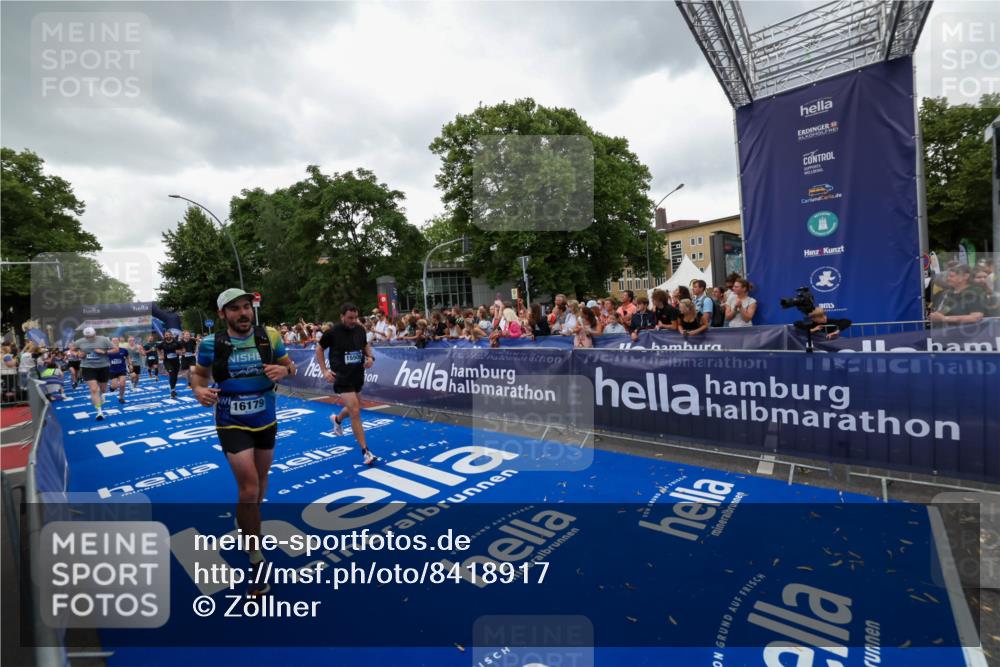 29.06.2025 - hella hamburg halbmarathon Zöllner http://msf.ph/oto/8418917 29.06.2025 10:52:10 Ziel 1482, 2397, 2595, 5093, 5378, 6897, 7732, 9082, 12580, 13726, 14248, 15506, 15829, 16179, 16320, 16666, 17033, 18801 meine-sportfotos.de