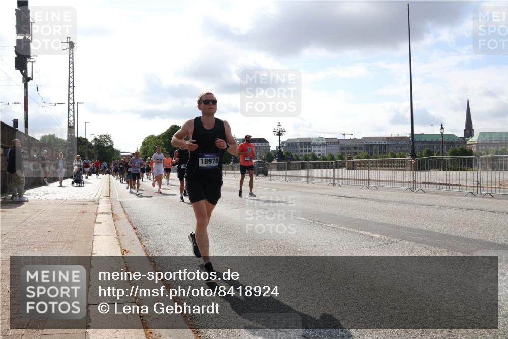 29.06.2025 - hella hamburg halbmarathon Lena Gebhardt http://msf.ph/oto/8418924 29.06.2025 09:51:22 Lombardsbrücke 1772, 18970, 1136, 1256, 1441, 1520, 1570, 1677, 1912, 1920, 1941, 1962, 2579, 2880, 2972, 3523, 3700, 3947, 4297, 4634, 4759, 4843, 4854, 4888, 4889, 4999, 5087, 5275, 5375, 5387, 5410, 6429, 6593, 6639, 6721, 6901, 7105, 7116, 7284, 7363, 7378, 7635, 7693, 7962, 8091, 8122, 8319, 8871, 8966, 9114, 9262, 9313, 9364, 9371, 9380, 9755, 9833, 9885, 10193, 10415, 10469, 10480, 10669, 11049, 11417, 11907, 11959, 12153, 14201 meine-sportfotos.de