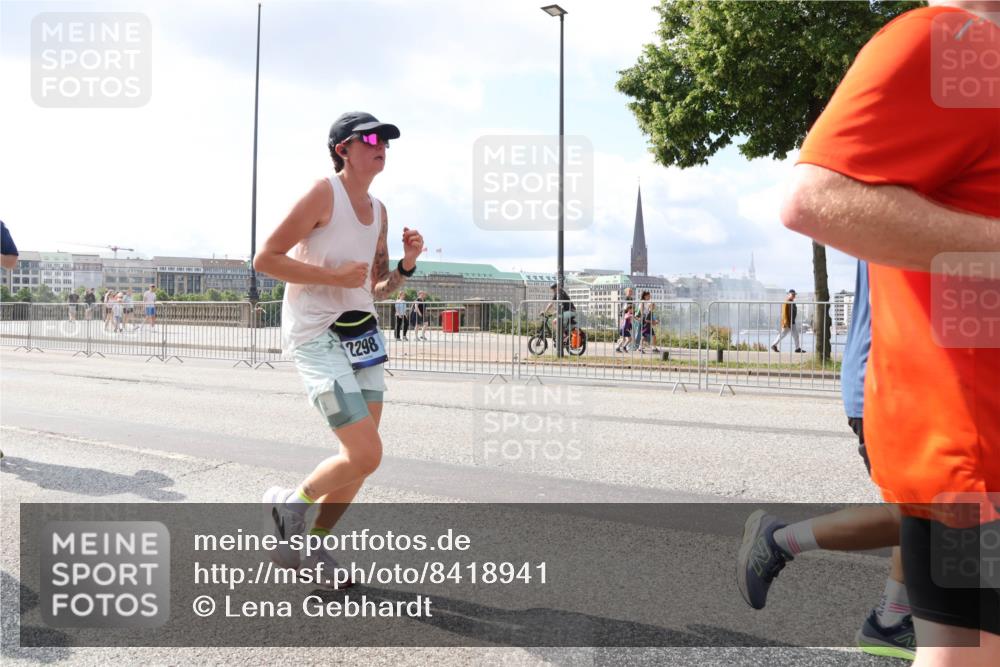 29.06.2025 - hella hamburg halbmarathon Lena Gebhardt http://msf.ph/oto/8418941 29.06.2025 10:05:31 Lombardsbrücke 2298, 1863, 1936, 1981, 2288, 2298, 2471, 2624, 3071, 3413, 3461, 3578, 3929, 4014, 4220, 4782, 5073, 5762, 6059, 6907, 6908, 7826, 8089, 8894, 8999, 9007, 9075, 9165, 9339, 9477, 9559, 9680, 9736, 9737, 9738, 9917, 10343, 10694, 10791, 10998, 11784, 11873, 11958, 12557, 13221, 13327, 13717, 14203, 14465, 14642, 16092, 16478, 16546, 16847, 17707, 17731, 17740, 18189, 18616, 18617, 18973, 19034, 19248 meine-sportfotos.de