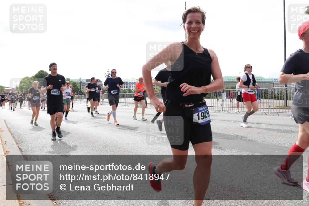 29.06.2025 - hella hamburg halbmarathon Lena Gebhardt http://msf.ph/oto/8418947 29.06.2025 10:42:38 Lombardsbrücke 5403, 14769, 14042, 8816, 1929, 174, 1150, 1360, 1624, 1656, 1929, 1957, 1964, 1994, 2069, 2134, 2401, 2509, 2538, 2580, 2940, 2941, 3283, 3378, 3605, 3874, 4092, 4105, 4334, 4353, 4385, 4778, 4885, 4891, 4892, 5403, 5417, 5419, 5810, 6120, 6764, 6828, 6917, 7040, 7260, 7357, 7513, 7557, 7666, 8014, 8161, 8459, 8525, 8526, 8529, 8712, 8816, 9370, 9378, 9980, 10008, 10454, 10532, 10697, 11142, 11710, 12151, 12441, 13241 meine-sportfotos.de