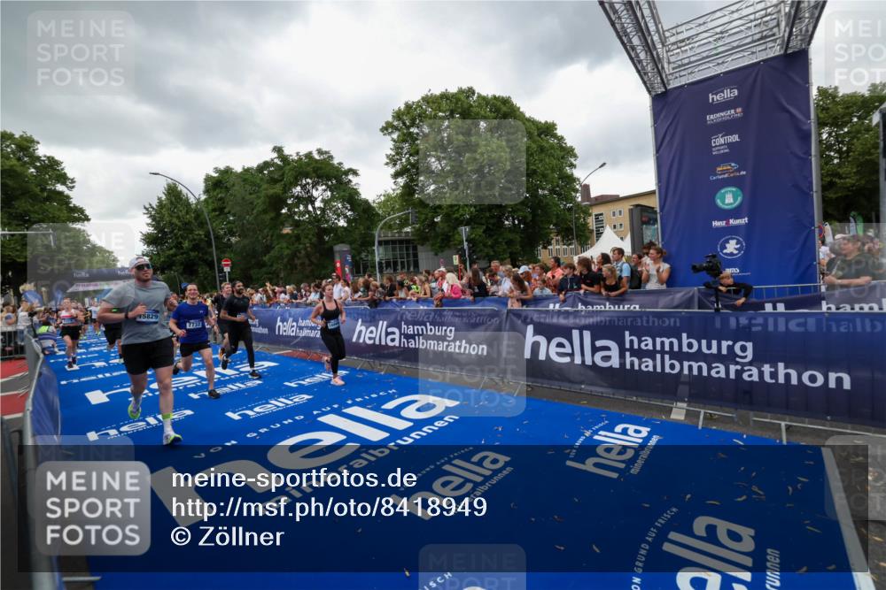 29.06.2025 - hella hamburg halbmarathon Zöllner http://msf.ph/oto/8418949 29.06.2025 10:52:12 Ziel 1482, 2397, 2595, 5032, 5093, 5378, 6897, 7732, 9082, 12135, 12580, 13726, 14248, 14300, 15275, 15829, 16003, 16179, 16320, 16591, 16666, 17033, 17130, 18475, 18801 meine-sportfotos.de