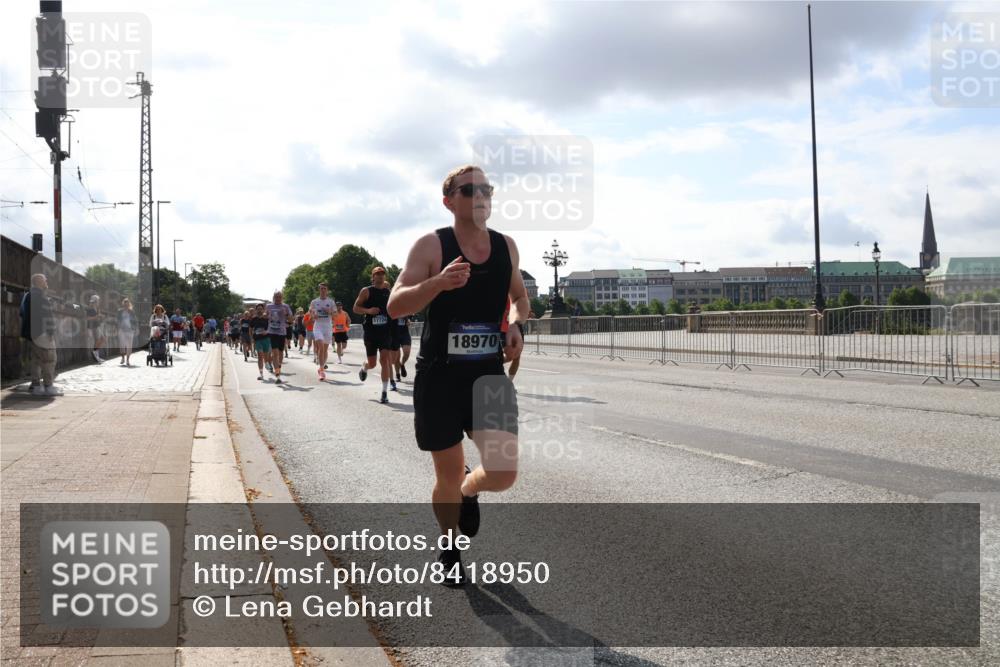29.06.2025 - hella hamburg halbmarathon Lena Gebhardt http://msf.ph/oto/8418950 29.06.2025 09:51:23 Lombardsbrücke 17724, 18970, 1136, 1256, 1441, 1520, 1570, 1677, 1903, 1912, 1920, 1941, 1962, 2579, 2880, 2972, 3523, 3700, 3947, 4297, 4634, 4759, 4843, 4854, 4888, 4889, 4999, 5087, 5275, 5375, 5387, 5410, 6429, 6593, 6639, 6721, 6901, 7105, 7116, 7284, 7363, 7378, 7635, 7693, 7962, 8091, 8122, 8319, 8871, 8966, 9114, 9262, 9313, 9364, 9371, 9380, 9755, 9833, 9885, 10193, 10415, 10469, 10480, 10669, 11049, 11417, 11907, 11959, 12153, 14201 meine-sportfotos.de
