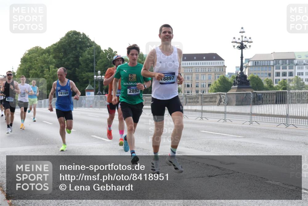 29.06.2025 - hella hamburg halbmarathon Lena Gebhardt http://msf.ph/oto/8418951 29.06.2025 09:41:45 Lombardsbrücke 6559, 1241, 16169, 440, 2892, 8897, 1241, 2459, 2892, 4128, 4571, 6559, 7142, 7862, 9442, 10234, 10780, 11194, 11624, 11965, 12067, 12641, 13440, 13751, 13780, 14019, 14107, 16169, 16361, 16484, 17752, 17856, 17886, 18124, 18897 meine-sportfotos.de
