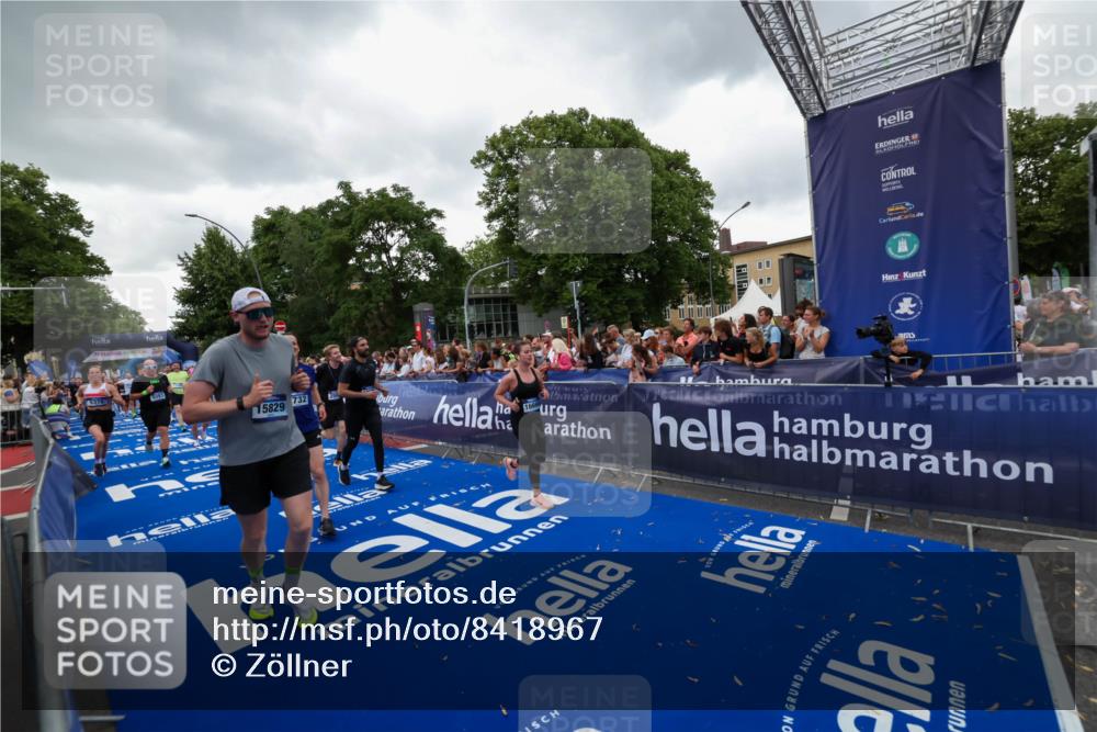 29.06.2025 - hella hamburg halbmarathon Zöllner http://msf.ph/oto/8418967 29.06.2025 10:52:13 Ziel 1482, 2397, 2595, 4837, 5032, 5087, 5093, 5378, 5482, 6897, 7732, 9082, 12135, 12580, 13726, 14248, 14300, 15275, 15829, 16003, 16320, 16591, 16666, 17033, 17130, 18475, 18801 meine-sportfotos.de