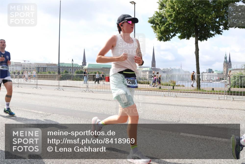 29.06.2025 - hella hamburg halbmarathon Lena Gebhardt http://msf.ph/oto/8418969 29.06.2025 10:05:31 Lombardsbrücke 4014, 2298, 1863, 1936, 1981, 2288, 2298, 2471, 2624, 3071, 3413, 3461, 3578, 3929, 4014, 4220, 4782, 5073, 5762, 6059, 6907, 6908, 7826, 8089, 8894, 8999, 9007, 9075, 9165, 9339, 9477, 9559, 9680, 9736, 9737, 9738, 9917, 10343, 10694, 10791, 10998, 11784, 11873, 11958, 12557, 13221, 13327, 13717, 14203, 14465, 14642, 16092, 16478, 16546, 16847, 17707, 17731, 17740, 18189, 18616, 18617, 18973, 19034, 19248 meine-sportfotos.de