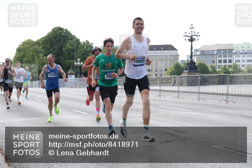 29.06.2025 - hella hamburg halbmarathon Lena Gebhardt http://msf.ph/oto/8418971 29.06.2025 09:41:46 Lombardsbrücke 6559, 241, 16169, 1, 40, 289, 8897, 1241, 2459, 2892, 4128, 4571, 6559, 7142, 7862, 9442, 10234, 10780, 11194, 11624, 11965, 12067, 12641, 13440, 13751, 13780, 14019, 14107, 16169, 16361, 16484, 17752, 17856, 18124, 18897 meine-sportfotos.de