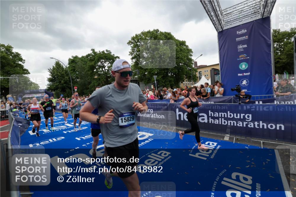 29.06.2025 - hella hamburg halbmarathon Zöllner http://msf.ph/oto/8418982 29.06.2025 10:52:13 Ziel 1482, 2397, 2595, 4837, 5032, 5087, 5093, 5378, 5482, 6897, 7732, 9082, 12135, 12580, 13726, 14248, 14300, 15275, 15829, 16003, 16320, 16591, 16666, 17033, 17130, 18475, 18801 meine-sportfotos.de