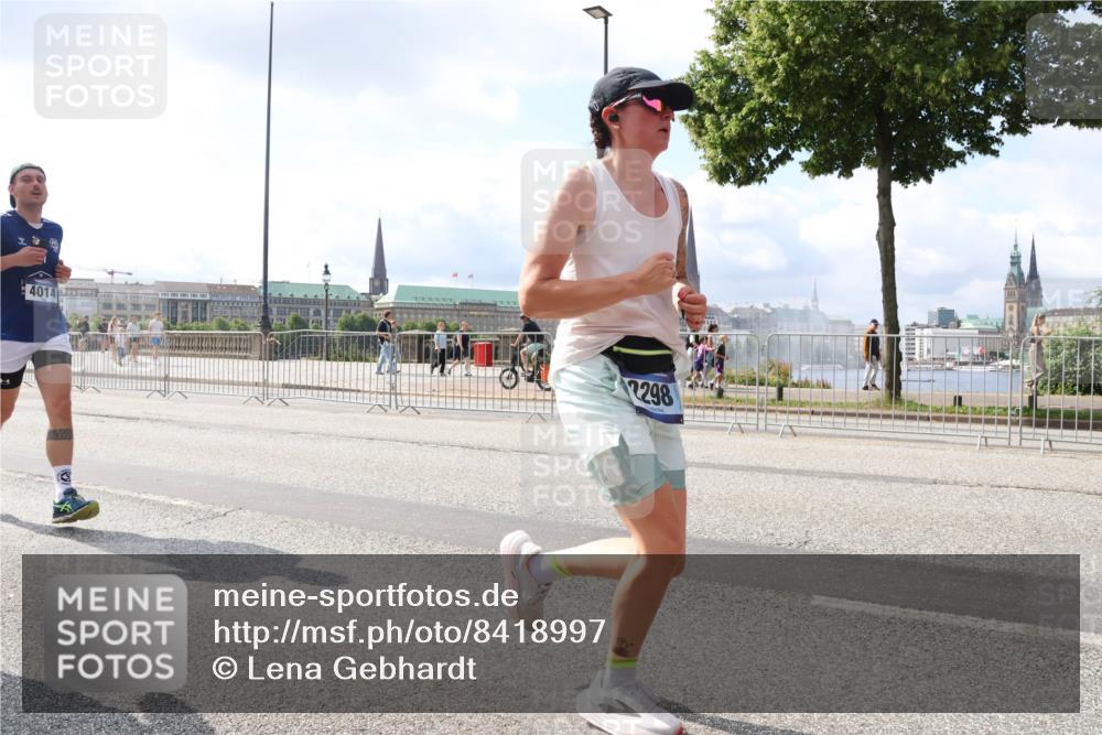 29.06.2025 - hella hamburg halbmarathon Lena Gebhardt http://msf.ph/oto/8418997 29.06.2025 10:05:31 Lombardsbrücke 4014, 2298, 1863, 1936, 1981, 2288, 2298, 2471, 2624, 3071, 3413, 3461, 3578, 3929, 4014, 4220, 4782, 5073, 5762, 6059, 6907, 6908, 7826, 8089, 8894, 8999, 9007, 9075, 9165, 9339, 9477, 9559, 9680, 9736, 9737, 9738, 9917, 10343, 10694, 10791, 10998, 11784, 11873, 11958, 12557, 13221, 13327, 13717, 14203, 14465, 14642, 16092, 16478, 16546, 16847, 17707, 17731, 17740, 18189, 18616, 18617, 18973, 19034, 19248 meine-sportfotos.de