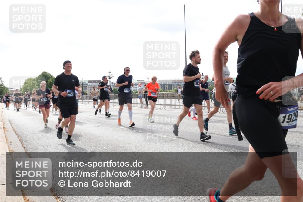 29.06.2025 - hella hamburg halbmarathon Lena Gebhardt http://msf.ph/oto/8419007 29.06.2025 10:42:38 Lombardsbrücke 8816, 403, 14769, 14042, 852, 852, 1929, 1150, 1360, 1624, 1656, 1929, 1957, 1964, 1994, 2069, 2134, 2401, 2509, 2538, 2580, 2940, 2941, 3283, 3378, 3605, 3874, 4092, 4105, 4334, 4353, 4385, 4778, 4885, 4891, 4892, 5403, 5417, 5419, 5810, 6120, 6764, 6828, 6917, 7040, 7260, 7357, 7513, 7557, 7666, 8014, 8161, 8459, 8525, 8526, 8529, 8712, 8816, 9370, 9378, 9980, 10008, 10454, 10532, 10697, 11142, 11710, 12151, 12441, 13241 meine-sportfotos.de