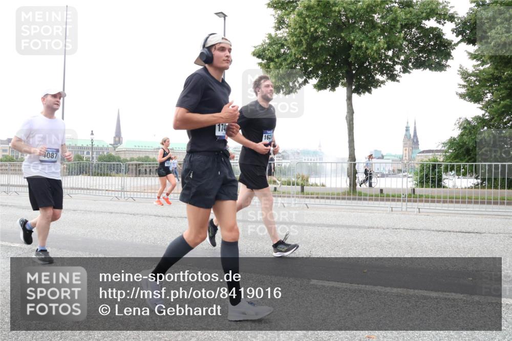 29.06.2025 - hella hamburg halbmarathon Lena Gebhardt http://msf.ph/oto/8419016 29.06.2025 10:52:12 Lombardsbrücke 4087, 174, 162, 1418, 1978, 2528, 3038, 3645, 4087, 4273, 4436, 4598, 4606, 4815, 5062, 5262, 5534, 6386, 6403, 6404, 6406, 6456, 6604, 6671, 6947, 6985, 7682, 7690, 7691, 7735, 7812, 8194, 8196, 8250, 8251, 8621, 9103, 9220, 9368, 9460, 9590, 9594, 9673, 9730, 9731, 10080, 10296, 10342, 10533, 10634, 10673, 10693, 10830, 10884, 11084, 11101, 11126, 11127, 11297, 11375, 11736, 11899, 11974, 12065, 12546, 12558 meine-sportfotos.de
