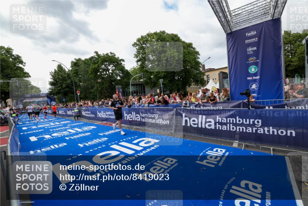 29.06.2025 - hella hamburg halbmarathon Zöllner http://msf.ph/oto/8419023 29.06.2025 10:30:06 Ziel 2689, 3189, 8190, 9634, 10270, 12308, 15507, 15672, 17768 meine-sportfotos.de
