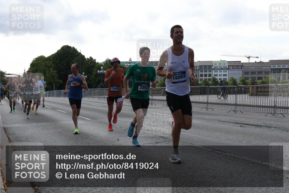 29.06.2025 - hella hamburg halbmarathon Lena Gebhardt http://msf.ph/oto/8419024 29.06.2025 09:41:46 Lombardsbrücke 7862, 6559, 241, 13440, 2892, 18897, 1241, 2459, 2892, 4128, 4571, 6559, 7142, 7862, 9442, 10234, 10780, 11194, 11624, 11965, 12067, 12641, 13440, 13751, 13780, 14019, 14107, 16169, 16361, 16484, 17752, 17856, 18124, 18897 meine-sportfotos.de
