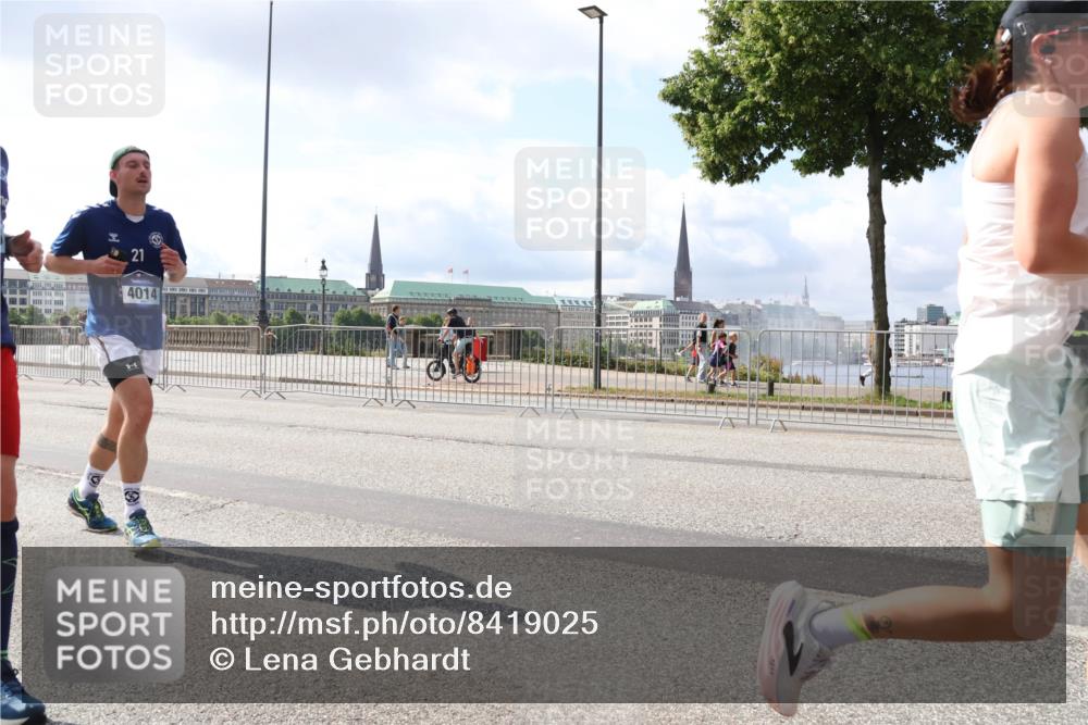 29.06.2025 - hella hamburg halbmarathon Lena Gebhardt http://msf.ph/oto/8419025 29.06.2025 10:05:31 Lombardsbrücke 21, 4014, 1863, 1936, 1981, 2288, 2298, 2471, 2624, 3071, 3413, 3461, 3578, 3929, 4014, 4220, 4782, 5073, 5762, 6059, 6907, 6908, 7826, 8089, 8894, 8999, 9007, 9075, 9165, 9339, 9477, 9559, 9680, 9736, 9737, 9738, 9917, 10343, 10694, 10791, 10998, 11784, 11873, 11958, 12557, 13221, 13327, 13717, 14203, 14465, 14642, 16092, 16478, 16546, 16847, 17707, 17731, 17740, 18189, 18616, 18617, 18973, 19034, 19248 meine-sportfotos.de