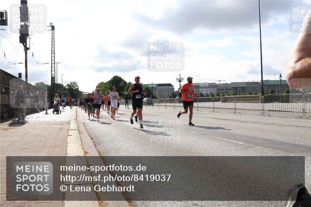 29.06.2025 - hella hamburg halbmarathon Lena Gebhardt http://msf.ph/oto/8419037 29.06.2025 09:51:23 Lombardsbrücke 17724, 3523, 1136, 1256, 1441, 1520, 1570, 1677, 1903, 1912, 1920, 1941, 1962, 2579, 2880, 2972, 3523, 3700, 3947, 4297, 4634, 4759, 4843, 4854, 4888, 4889, 4999, 5087, 5275, 5375, 5387, 5410, 6429, 6593, 6639, 6721, 6901, 7105, 7116, 7284, 7363, 7378, 7635, 7693, 7962, 8091, 8122, 8319, 8871, 8966, 9114, 9262, 9313, 9364, 9371, 9380, 9755, 9833, 9885, 10193, 10415, 10469, 10480, 10669, 11049, 11417, 11907, 11959, 12153, 14201 meine-sportfotos.de