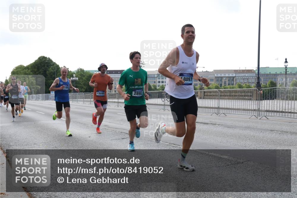 29.06.2025 - hella hamburg halbmarathon Lena Gebhardt http://msf.ph/oto/8419052 29.06.2025 09:41:46 Lombardsbrücke 6560, 6559, 169, 13440, 2892, 8897, 1241, 2459, 2892, 4128, 4571, 6559, 7142, 7862, 9442, 10234, 10780, 11194, 11624, 11965, 12067, 12641, 13440, 13751, 13780, 14019, 14107, 16169, 16361, 16484, 17752, 17856, 18124, 18897 meine-sportfotos.de