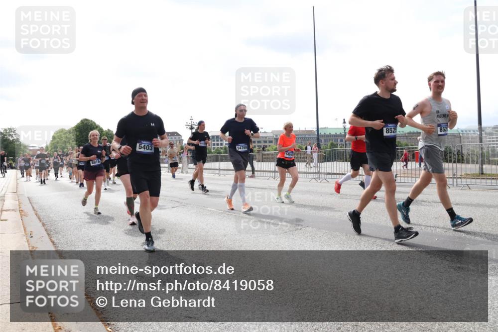 29.06.2025 - hella hamburg halbmarathon Lena Gebhardt http://msf.ph/oto/8419058 29.06.2025 10:42:38 Lombardsbrücke 5403, 8525, 14769, 8816, 852, 1150, 1360, 1624, 1656, 1929, 1957, 1964, 1994, 2069, 2134, 2401, 2509, 2538, 2580, 2940, 2941, 3283, 3378, 3605, 3874, 4092, 4105, 4334, 4353, 4385, 4778, 4885, 4891, 4892, 5403, 5417, 5419, 5810, 6120, 6764, 6828, 6917, 7040, 7260, 7357, 7513, 7557, 7666, 8014, 8161, 8459, 8525, 8526, 8529, 8712, 8816, 9370, 9378, 9980, 10008, 10454, 10532, 10697, 11142, 11710, 12151, 12441, 13241 meine-sportfotos.de