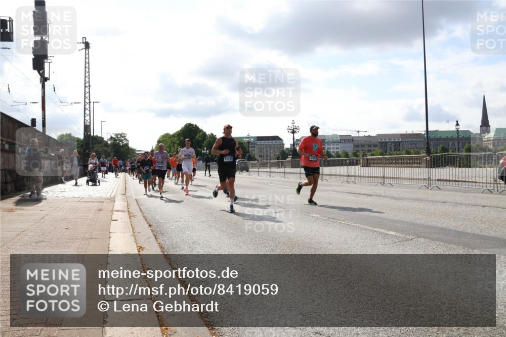29.06.2025 - hella hamburg halbmarathon Lena Gebhardt http://msf.ph/oto/8419059 29.06.2025 09:51:23 Lombardsbrücke 17724, 3523, 1136, 1256, 1441, 1520, 1570, 1677, 1903, 1912, 1920, 1941, 1962, 2579, 2880, 2972, 3523, 3700, 3947, 4297, 4634, 4759, 4843, 4854, 4888, 4889, 4999, 5087, 5275, 5375, 5387, 5410, 6429, 6593, 6639, 6721, 6901, 7105, 7116, 7284, 7363, 7378, 7635, 7693, 7962, 8091, 8122, 8319, 8871, 8966, 9114, 9262, 9313, 9364, 9371, 9380, 9755, 9833, 9885, 10193, 10415, 10469, 10480, 10669, 11049, 11417, 11907, 11959, 12153, 14201 meine-sportfotos.de