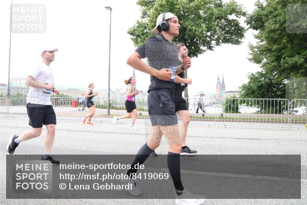 29.06.2025 - hella hamburg halbmarathon Lena Gebhardt http://msf.ph/oto/8419069 29.06.2025 10:52:13 Lombardsbrücke 133, 74, 1418, 1978, 2528, 3038, 3645, 4087, 4273, 4436, 4598, 4606, 4815, 5062, 5262, 5534, 6386, 6403, 6404, 6406, 6456, 6604, 6671, 6985, 7682, 7690, 7691, 7735, 7812, 8194, 8196, 8250, 8251, 8621, 9103, 9220, 9368, 9460, 9590, 9594, 9673, 9730, 9731, 10080, 10296, 10342, 10533, 10634, 10673, 10693, 10830, 10884, 11084, 11101, 11126, 11127, 11297, 11375, 11736, 11899, 11974, 12065, 12546, 12558 meine-sportfotos.de