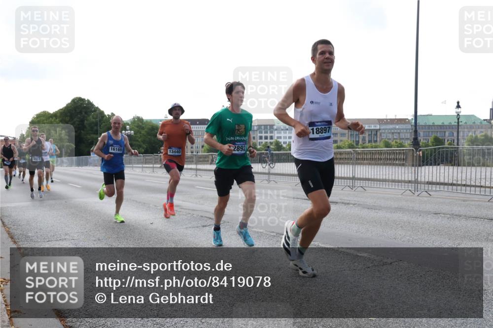 29.06.2025 - hella hamburg halbmarathon Lena Gebhardt http://msf.ph/oto/8419078 29.06.2025 09:41:46 Lombardsbrücke 16169, 13440, 2892, 18897, 1241, 2459, 2892, 4128, 4571, 6559, 7142, 7862, 9442, 10234, 10780, 11194, 11624, 11965, 12067, 12641, 13440, 13751, 13780, 14019, 14107, 16169, 16361, 16484, 17752, 17856, 18124, 18897 meine-sportfotos.de