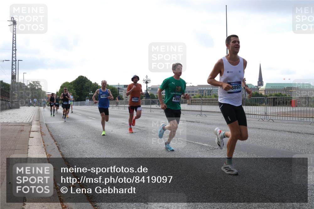 29.06.2025 - hella hamburg halbmarathon Lena Gebhardt http://msf.ph/oto/8419097 29.06.2025 09:41:47 Lombardsbrücke 16169, 13440, 8897, 2892, 1241, 2459, 2892, 4128, 4571, 6559, 7142, 7862, 9442, 10234, 10780, 11194, 11624, 11965, 12067, 12641, 13440, 13751, 13780, 14019, 14107, 16169, 16361, 16484, 17752, 17856, 18124, 18897 meine-sportfotos.de