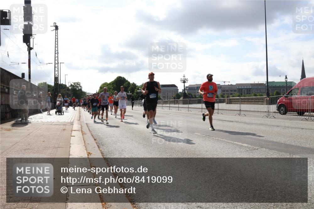 29.06.2025 - hella hamburg halbmarathon Lena Gebhardt http://msf.ph/oto/8419099 29.06.2025 09:51:24 Lombardsbrücke 17724, 3523, 18013, 1136, 1256, 1441, 1520, 1570, 1677, 1903, 1912, 1920, 1941, 1962, 2579, 2880, 2972, 3523, 3700, 3947, 4297, 4634, 4759, 4843, 4854, 4865, 4888, 4889, 4999, 5087, 5275, 5375, 5387, 5410, 6429, 6593, 6639, 6721, 6901, 7105, 7116, 7284, 7363, 7378, 7635, 7693, 7962, 8091, 8122, 8319, 8871, 8966, 9114, 9262, 9313, 9364, 9371, 9380, 9755, 9833, 9885, 10193, 10415, 10469, 10480, 10669, 11049, 11417, 11907, 11959, 12153, 14201 meine-sportfotos.de