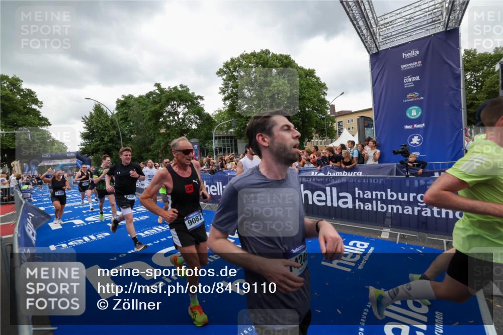 29.06.2025 - hella hamburg halbmarathon Zöllner http://msf.ph/oto/8419110 29.06.2025 10:52:18 Ziel 2397, 4419, 4837, 5032, 5087, 5482, 6164, 6897, 7896, 9074, 9082, 12135, 13726, 14248, 14300, 15275, 15446, 16003, 16320, 16591, 17130, 18475 meine-sportfotos.de