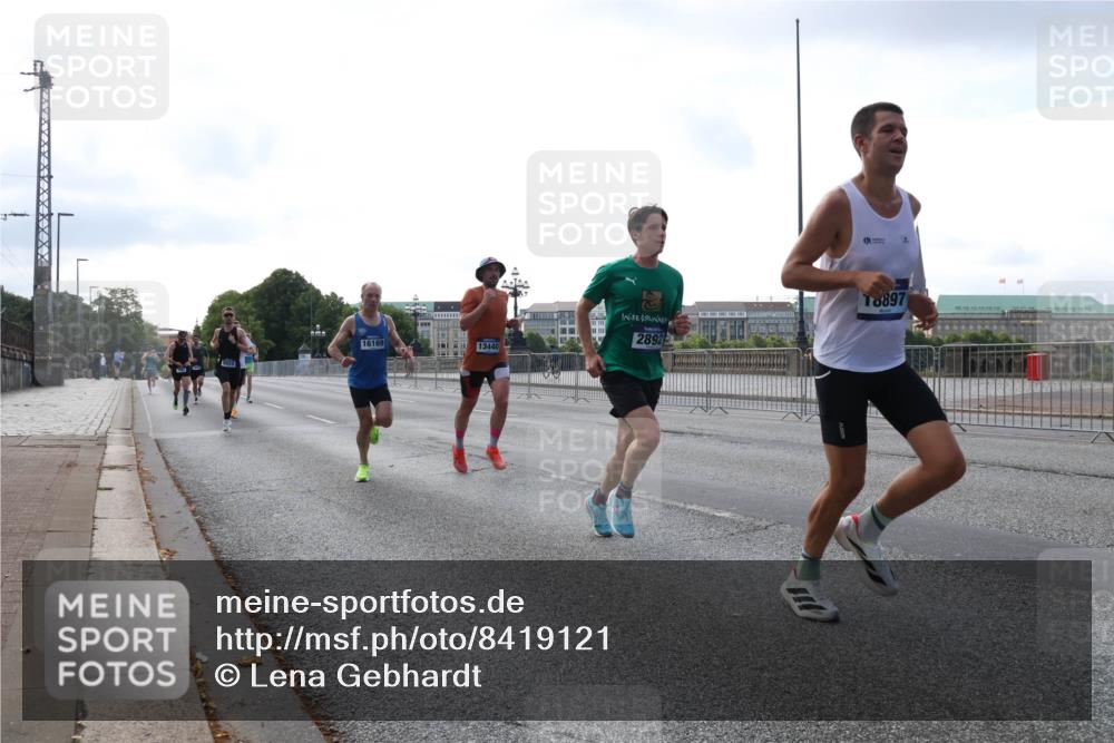 29.06.2025 - hella hamburg halbmarathon Lena Gebhardt http://msf.ph/oto/8419121 29.06.2025 09:41:47 Lombardsbrücke 16169, 13440, 2892, 18897, 1241, 2459, 2892, 4128, 4571, 6559, 7142, 7862, 9442, 10234, 10780, 11194, 11624, 11965, 12067, 12641, 13440, 13751, 13780, 14019, 14107, 16169, 16361, 16484, 17752, 17856, 18124, 18897 meine-sportfotos.de