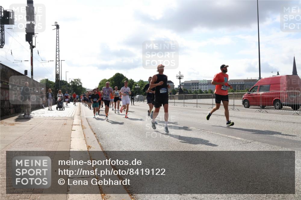 29.06.2025 - hella hamburg halbmarathon Lena Gebhardt http://msf.ph/oto/8419122 29.06.2025 09:51:24 Lombardsbrücke 18013, 17724, 3523, 1136, 1256, 1441, 1520, 1570, 1677, 1903, 1912, 1920, 1941, 1962, 2579, 2880, 2972, 3523, 3700, 3947, 4297, 4634, 4759, 4843, 4854, 4865, 4888, 4889, 4999, 5087, 5275, 5375, 5387, 5410, 6429, 6593, 6639, 6721, 6901, 7105, 7116, 7284, 7363, 7378, 7635, 7693, 7962, 8091, 8122, 8319, 8871, 8966, 9114, 9262, 9313, 9364, 9371, 9380, 9755, 9833, 9885, 10193, 10415, 10469, 10480, 10669, 11049, 11417, 11907, 11959, 12153, 14201 meine-sportfotos.de