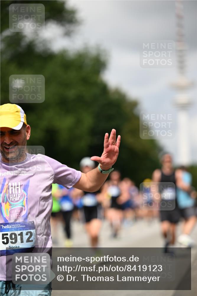 29.06.2025 - hella hamburg halbmarathon Dr. Thomas Lammeyer http://msf.ph/oto/8419123 29.06.2025 10:46:14 Kennedybrücke 1314, 1317, 1536, 1648, 2229, 2762, 2763, 3459, 3532, 3533, 3694, 4329, 4885, 5086, 5942, 6066, 6137, 6450, 6719, 6726, 6793, 6846, 6894, 7821, 7968, 8004, 8162, 8163, 8293, 8300, 8301, 8443, 8586, 9370, 9588, 10027, 10181, 10483, 10872, 11011, 11017, 11024, 11097, 11098, 11207, 11255, 11437, 11438 meine-sportfotos.de