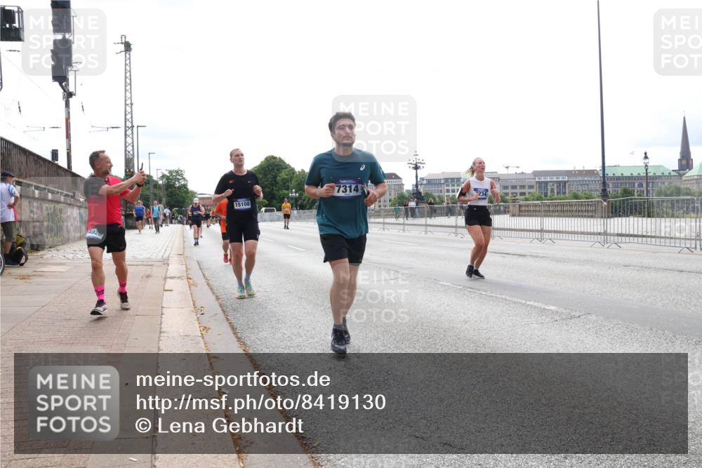 29.06.2025 - hella hamburg halbmarathon Lena Gebhardt http://msf.ph/oto/8419130 29.06.2025 10:27:22 Lombardsbrücke 402, 15108, 7314, 1530, 1793, 2045, 2306, 2775, 4358, 4372, 5285, 5494, 5495, 5707, 5825, 6214, 6259, 6637, 7234, 7314, 7764, 7944, 8056, 8281, 9349, 10077, 10158, 10412, 10413, 10465, 11110, 11256, 11766, 12500, 13462, 14020, 14021, 14206, 15108, 15641, 16479, 17049, 17427, 17445, 17791, 18012, 18097, 18766, 18976, 18978 meine-sportfotos.de