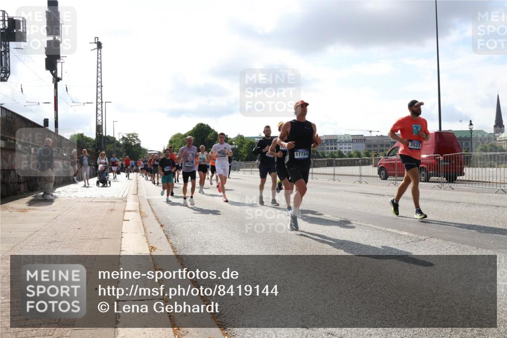 29.06.2025 - hella hamburg halbmarathon Lena Gebhardt http://msf.ph/oto/8419144 29.06.2025 09:51:24 Lombardsbrücke 18013, 17724, 3523, 1136, 1256, 1441, 1520, 1570, 1677, 1903, 1912, 1920, 1941, 1962, 2579, 2880, 2972, 3523, 3700, 3947, 4297, 4634, 4759, 4843, 4854, 4865, 4888, 4889, 4999, 5087, 5275, 5375, 5387, 5410, 6429, 6593, 6639, 6721, 6901, 7105, 7116, 7284, 7363, 7378, 7635, 7693, 7962, 8091, 8122, 8319, 8871, 8966, 9114, 9262, 9313, 9364, 9371, 9380, 9755, 9833, 9885, 10193, 10415, 10469, 10480, 10669, 11049, 11417, 11907, 11959, 12153, 14201 meine-sportfotos.de