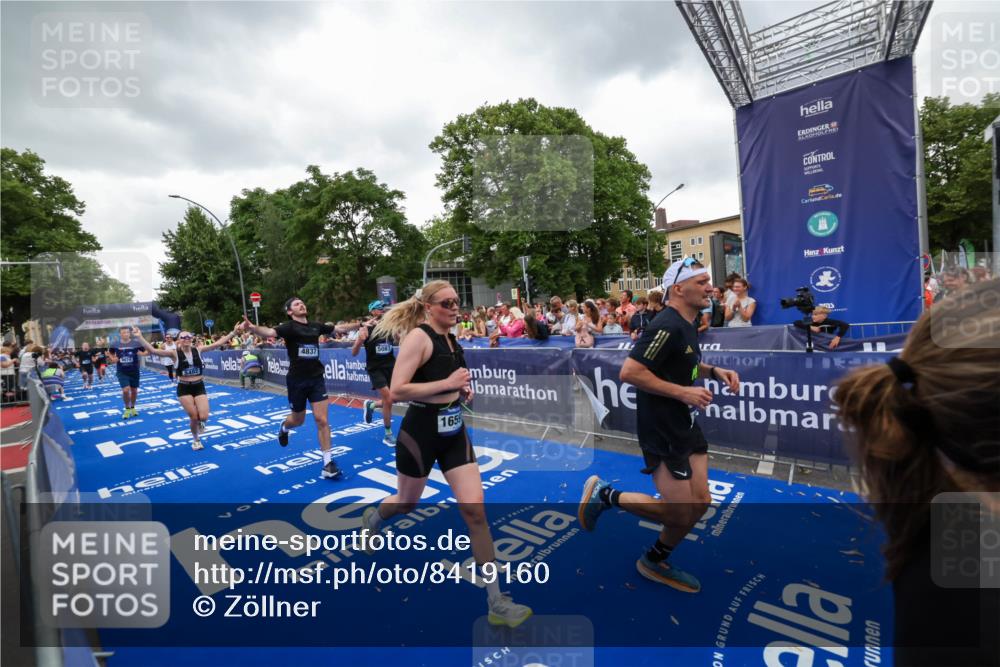 29.06.2025 - hella hamburg halbmarathon Zöllner http://msf.ph/oto/8419160 29.06.2025 10:52:20 Ziel 4140, 4419, 4587, 4837, 5032, 5087, 5482, 6164, 7896, 9074, 12135, 13707, 14300, 15275, 15446, 16003, 16591, 17130, 17773, 18475 meine-sportfotos.de