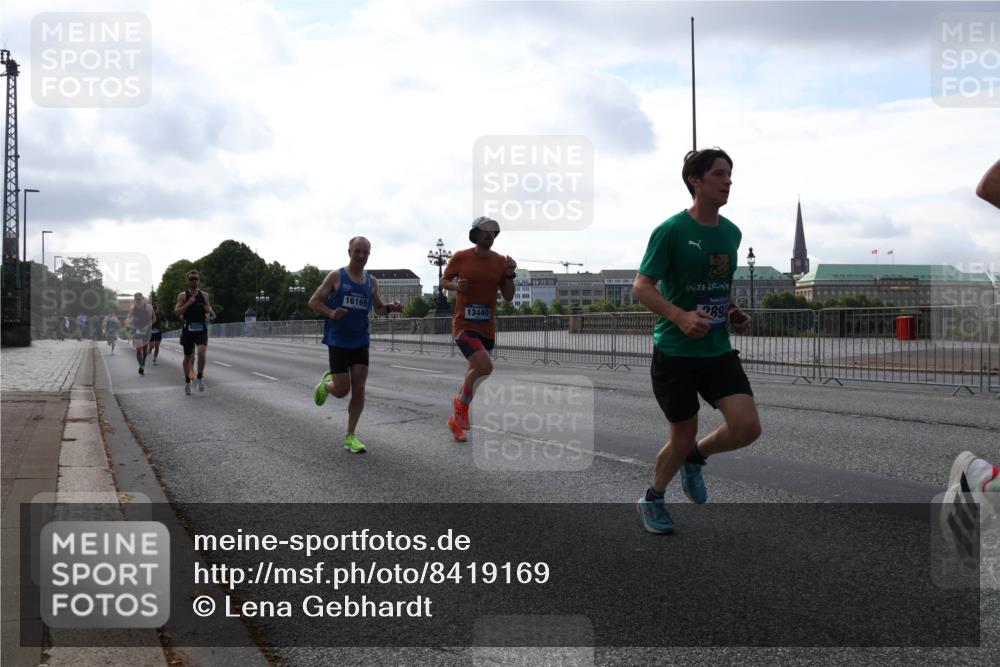 29.06.2025 - hella hamburg halbmarathon Lena Gebhardt http://msf.ph/oto/8419169 29.06.2025 09:41:47 Lombardsbrücke 16169, 13440, 289, 1241, 2459, 2892, 4128, 4571, 6559, 7142, 7862, 9442, 10234, 10780, 11194, 11624, 11965, 12067, 12641, 13440, 13751, 13780, 14019, 14107, 16169, 16361, 16484, 17752, 17856, 18124, 18897 meine-sportfotos.de