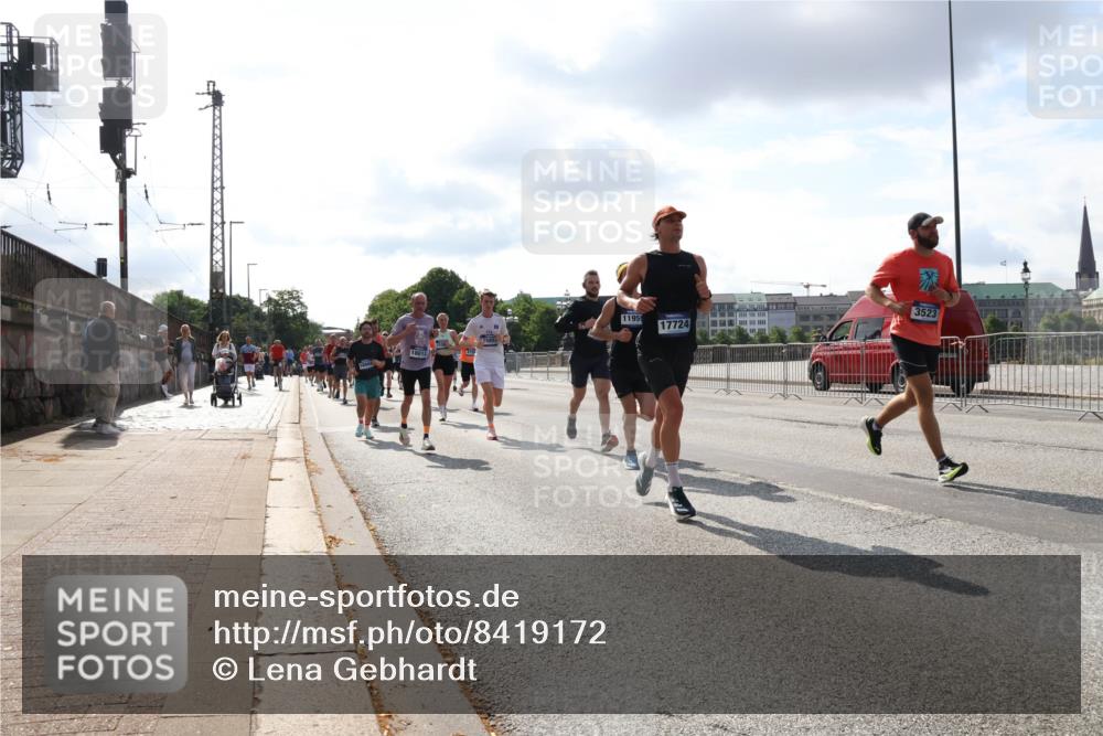 29.06.2025 - hella hamburg halbmarathon Lena Gebhardt http://msf.ph/oto/8419172 29.06.2025 09:51:24 Lombardsbrücke 585, 18013, 11959, 17724, 3523, 1136, 1256, 1441, 1520, 1570, 1677, 1903, 1912, 1920, 1941, 1962, 2579, 2880, 2972, 3523, 3700, 3947, 4297, 4634, 4759, 4843, 4854, 4865, 4888, 4889, 4999, 5087, 5275, 5375, 5387, 5410, 6429, 6593, 6639, 6721, 6901, 7105, 7116, 7284, 7363, 7378, 7635, 7693, 7962, 8091, 8122, 8319, 8871, 8966, 9114, 9262, 9313, 9364, 9371, 9380, 9755, 9833, 9885, 10193, 10415, 10469, 10480, 10669, 11049, 11417, 11907, 11959, 12153, 14201 meine-sportfotos.de