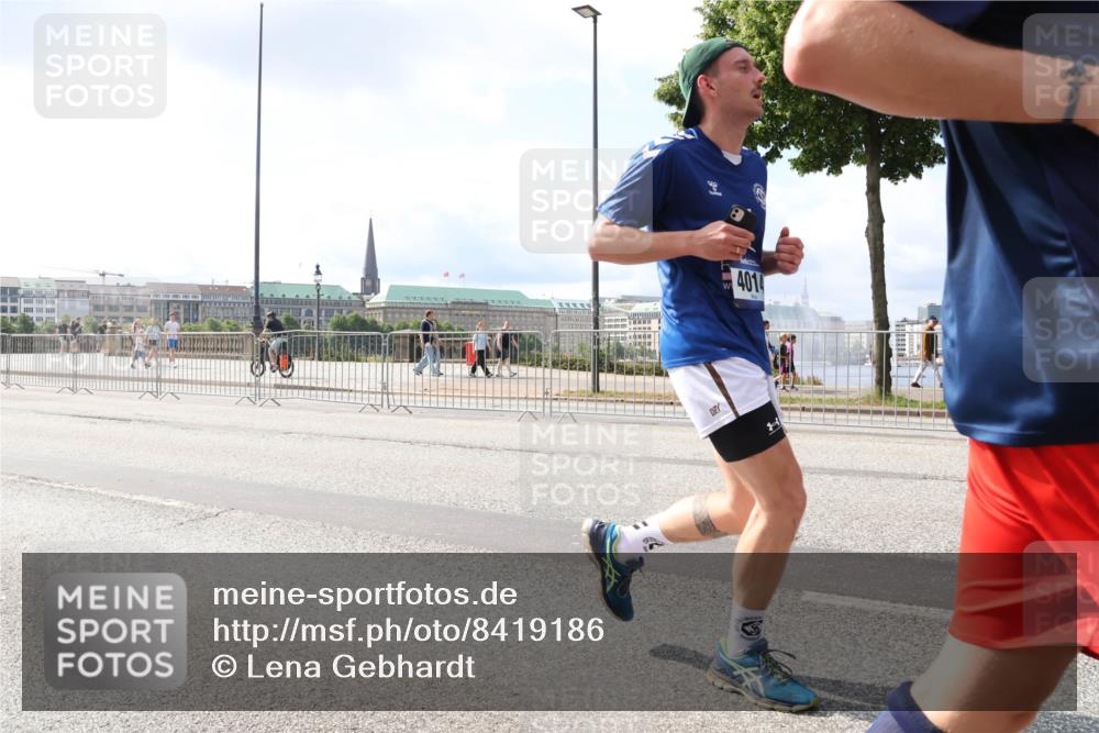29.06.2025 - hella hamburg halbmarathon Lena Gebhardt http://msf.ph/oto/8419186 29.06.2025 10:05:32 Lombardsbrücke 4014, 1863, 1936, 1981, 2288, 2298, 2471, 2540, 2624, 3461, 3578, 3929, 4014, 4220, 4782, 5073, 5762, 6059, 6907, 6908, 7826, 8894, 8909, 8999, 9007, 9075, 9165, 9339, 9477, 9559, 9680, 9736, 9737, 9738, 9917, 10343, 10694, 10791, 10998, 11784, 11873, 11958, 12557, 13221, 13327, 13717, 14203, 14465, 14642, 16092, 16478, 16546, 16847, 17707, 17731, 17740, 18189, 18616, 18617, 18973, 19034, 19248 meine-sportfotos.de