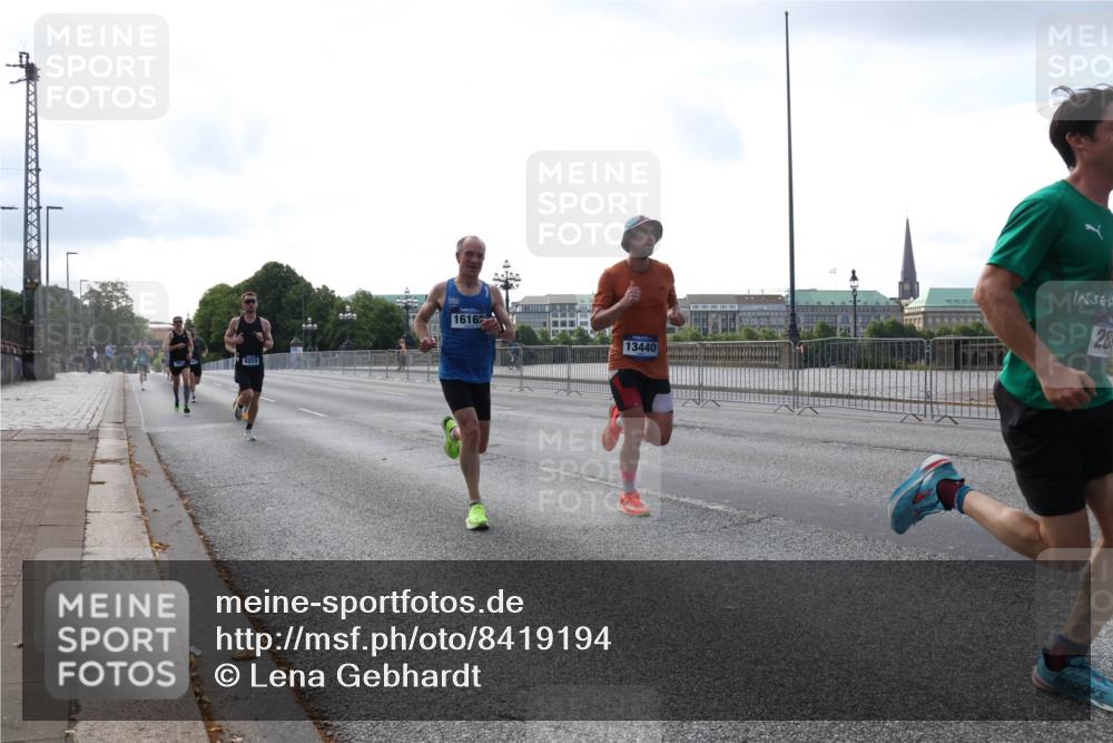 29.06.2025 - hella hamburg halbmarathon Lena Gebhardt http://msf.ph/oto/8419194 29.06.2025 09:41:47 Lombardsbrücke 6559, 1616, 13440, 28, 1241, 2459, 2892, 4128, 4571, 6559, 7142, 7862, 9442, 10234, 10780, 11194, 11624, 11965, 12067, 12641, 13440, 13751, 13780, 14019, 14107, 16169, 16361, 16484, 17752, 17856, 18124, 18897 meine-sportfotos.de