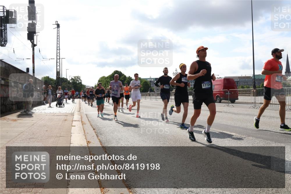 29.06.2025 - hella hamburg halbmarathon Lena Gebhardt http://msf.ph/oto/8419198 29.06.2025 09:51:25 Lombardsbrücke 18013, 2972, 11959, 17724, 3523, 1136, 1256, 1520, 1570, 1677, 1903, 1912, 1920, 1941, 1962, 2579, 2880, 2972, 3523, 3700, 3947, 4297, 4634, 4759, 4843, 4854, 4865, 4888, 4889, 4999, 5087, 5275, 5375, 5387, 5410, 6429, 6490, 6593, 6639, 6721, 6901, 7105, 7116, 7284, 7363, 7378, 7635, 7693, 7962, 8091, 8122, 8319, 8871, 8966, 9114, 9262, 9313, 9364, 9371, 9380, 9755, 9833, 9885, 10193, 10415, 10469, 10480, 10669, 11049, 11417, 11907, 11959, 12153, 14201 meine-sportfotos.de