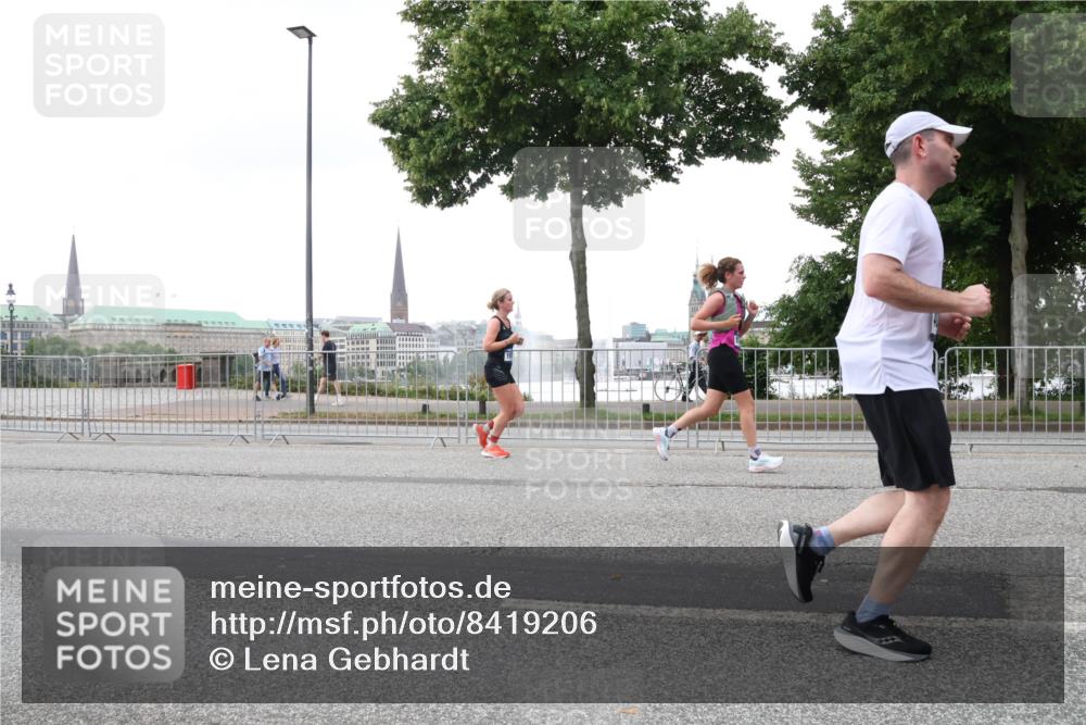 29.06.2025 - hella hamburg halbmarathon Lena Gebhardt http://msf.ph/oto/8419206 29.06.2025 10:52:14 Lombardsbrücke 1418, 1978, 2528, 3038, 3645, 4087, 4273, 4436, 4598, 4606, 4815, 5062, 5262, 5534, 6386, 6403, 6404, 6406, 6456, 6604, 6671, 6985, 7682, 7690, 7691, 7735, 7812, 8194, 8196, 8250, 8251, 8621, 9103, 9220, 9368, 9460, 9590, 9594, 9673, 9730, 9731, 10080, 10296, 10342, 10533, 10634, 10673, 10693, 10884, 11084, 11101, 11126, 11127, 11297, 11375, 11736, 11899, 11974, 12065, 12546, 12558 meine-sportfotos.de