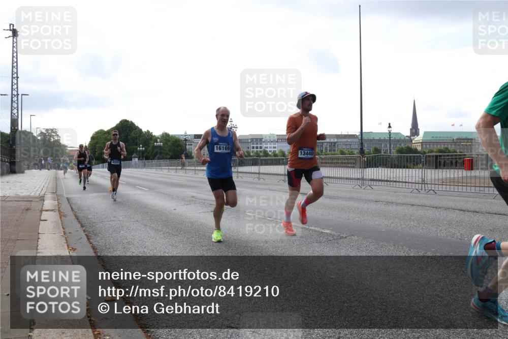 29.06.2025 - hella hamburg halbmarathon Lena Gebhardt http://msf.ph/oto/8419210 29.06.2025 09:41:48 Lombardsbrücke 6559, 16169, 13440, 1241, 2459, 2892, 4128, 4571, 6559, 7142, 7862, 9442, 10234, 10780, 11194, 11624, 11965, 12067, 12641, 13440, 13751, 13780, 14019, 14107, 14506, 16169, 16361, 16484, 17752, 17856, 18124, 18897 meine-sportfotos.de