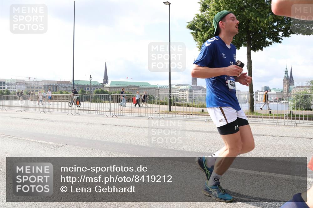 29.06.2025 - hella hamburg halbmarathon Lena Gebhardt http://msf.ph/oto/8419212 29.06.2025 10:05:33 Lombardsbrücke 401, 1229, 1863, 1936, 1981, 2288, 2298, 2471, 2540, 2624, 3461, 3578, 3929, 4014, 4220, 4782, 5073, 5762, 6059, 6907, 6908, 7826, 8894, 8909, 8999, 9007, 9075, 9165, 9339, 9477, 9559, 9680, 9736, 9737, 9738, 9917, 10343, 10694, 10791, 10998, 11784, 11873, 11958, 12557, 13221, 13717, 14203, 14465, 14642, 16092, 16478, 16546, 16847, 17707, 17731, 17740, 18616, 18617, 18973, 19034, 19248 meine-sportfotos.de