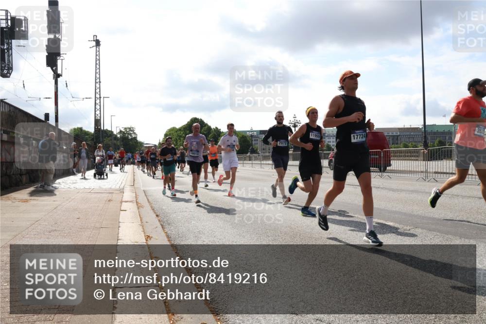 29.06.2025 - hella hamburg halbmarathon Lena Gebhardt http://msf.ph/oto/8419216 29.06.2025 09:51:25 Lombardsbrücke 18013, 2972, 11959, 17724, 352, 1136, 1256, 1520, 1570, 1677, 1903, 1912, 1920, 1941, 1962, 2579, 2880, 2972, 3523, 3700, 3947, 4297, 4634, 4759, 4843, 4854, 4865, 4888, 4889, 4999, 5087, 5275, 5375, 5387, 5410, 6429, 6490, 6593, 6639, 6721, 6901, 7105, 7116, 7284, 7363, 7378, 7635, 7693, 7962, 8091, 8122, 8319, 8871, 8966, 9114, 9262, 9313, 9364, 9371, 9380, 9755, 9833, 9885, 10193, 10415, 10469, 10480, 10669, 11049, 11417, 11907, 11959, 12153, 14201 meine-sportfotos.de