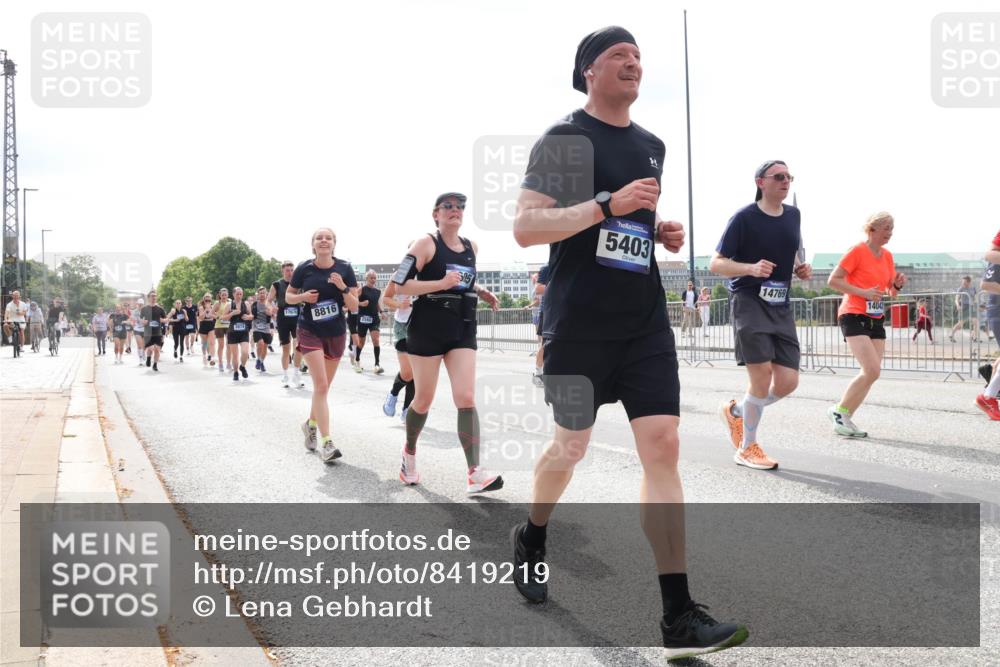 29.06.2025 - hella hamburg halbmarathon Lena Gebhardt http://msf.ph/oto/8419219 29.06.2025 10:42:39 Lombardsbrücke 17671, 8816, 2560, 05, 5403, 14769, 1150, 1360, 1624, 1656, 1929, 1957, 1964, 1994, 2069, 2134, 2401, 2450, 2509, 2538, 2580, 2940, 2941, 3283, 3378, 3605, 3874, 4092, 4105, 4334, 4353, 4385, 4778, 4885, 4891, 4892, 5403, 5417, 5419, 5810, 6120, 6764, 6828, 6917, 7040, 7260, 7357, 7513, 7557, 7666, 8014, 8161, 8459, 8525, 8526, 8529, 8712, 8816, 9370, 9378, 9980, 10008, 10454, 10532, 10697, 11142, 11710, 12151, 12441, 13241 meine-sportfotos.de