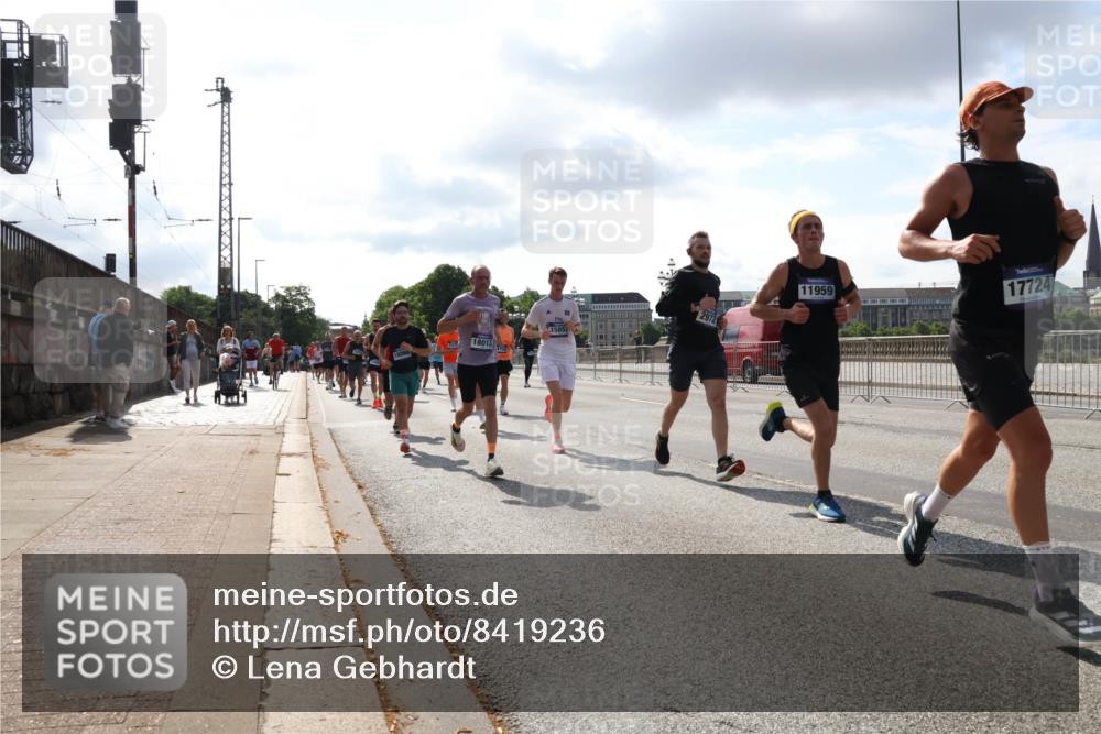 29.06.2025 - hella hamburg halbmarathon Lena Gebhardt http://msf.ph/oto/8419236 29.06.2025 09:51:25 Lombardsbrücke 18013, 1585, 11959, 17724, 1136, 1256, 1520, 1570, 1677, 1903, 1912, 1920, 1941, 1962, 2579, 2880, 2972, 3523, 3700, 3947, 4297, 4634, 4759, 4843, 4854, 4865, 4888, 4889, 4999, 5087, 5275, 5375, 5387, 5410, 6429, 6490, 6593, 6639, 6721, 6901, 7105, 7116, 7284, 7363, 7378, 7635, 7693, 7962, 8091, 8122, 8319, 8871, 8966, 9114, 9262, 9313, 9364, 9371, 9380, 9755, 9833, 9885, 10193, 10415, 10469, 10480, 10669, 11049, 11417, 11907, 11959, 12153, 14201 meine-sportfotos.de