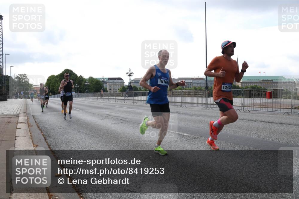 29.06.2025 - hella hamburg halbmarathon Lena Gebhardt http://msf.ph/oto/8419253 29.06.2025 09:41:48 Lombardsbrücke 16169, 13440, 1241, 2459, 2892, 4128, 4571, 6559, 7142, 7862, 9442, 10234, 10780, 11194, 11624, 11965, 12067, 12641, 13440, 13751, 13780, 14019, 14107, 14506, 16169, 16361, 16484, 17752, 17856, 18124, 18897 meine-sportfotos.de